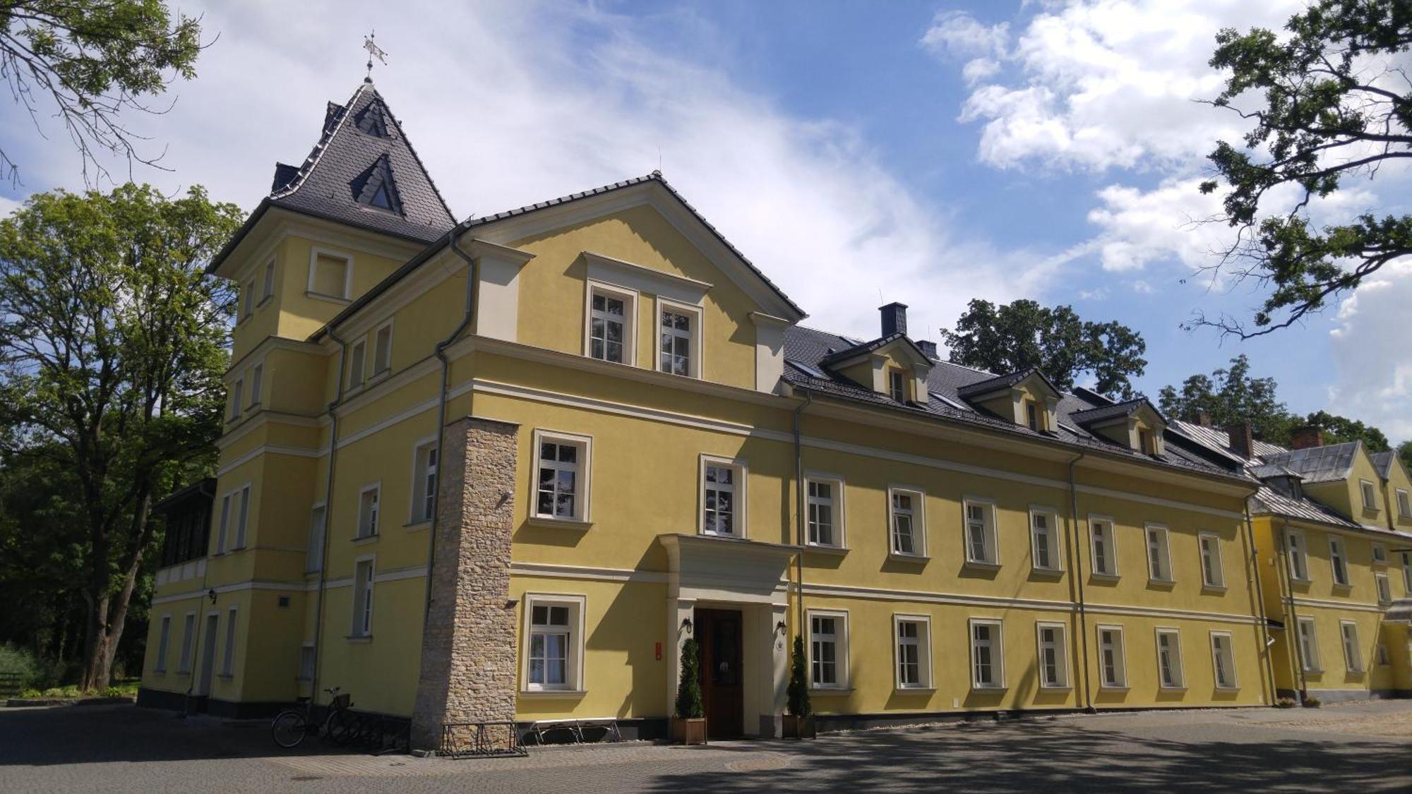 Palac Lucja Bb Zakrzów Exteriér fotografie