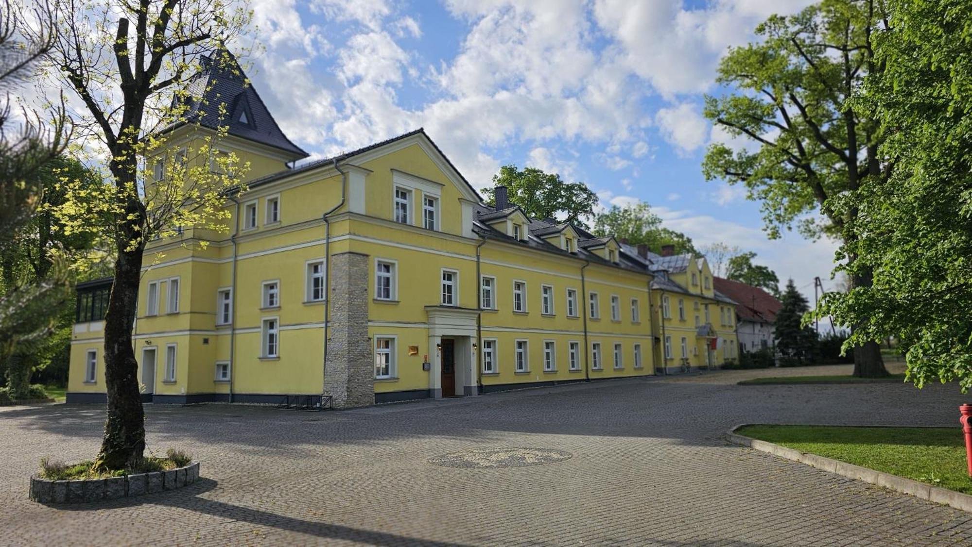 Palac Lucja Bb Zakrzów Exteriér fotografie